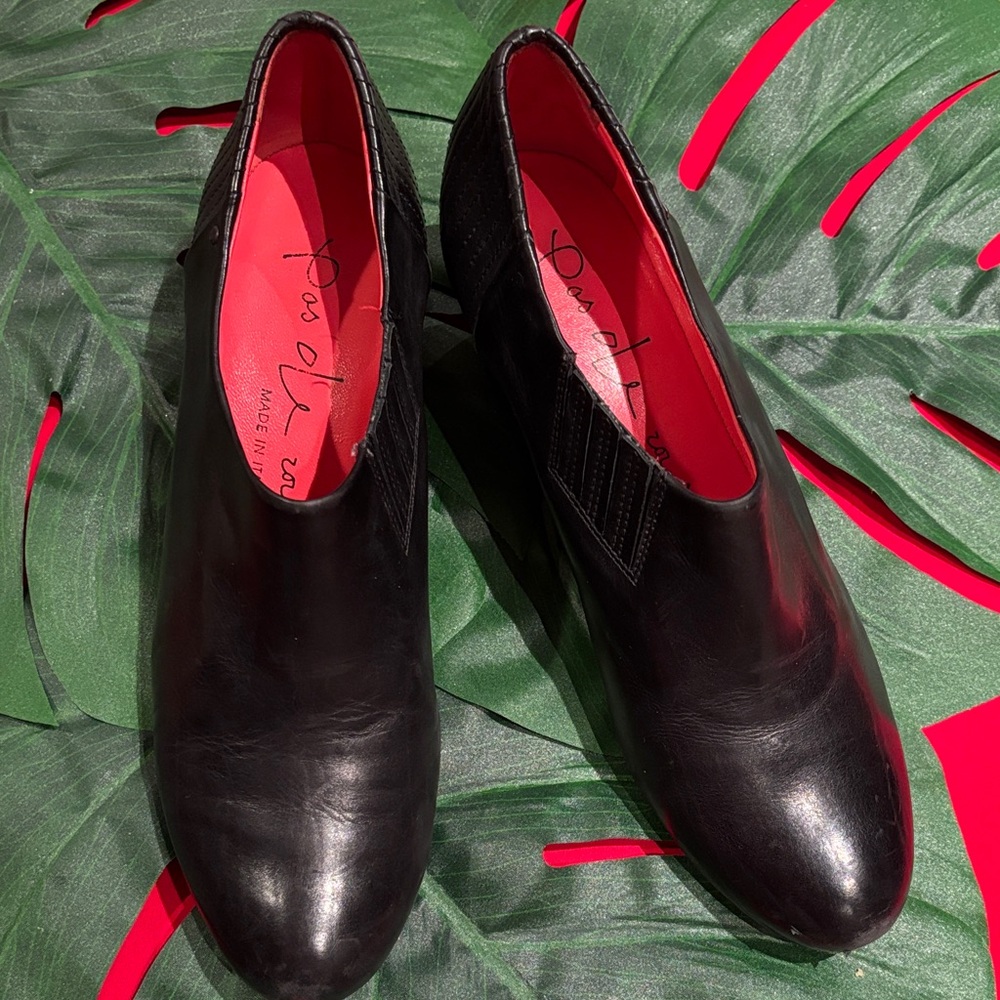 Pas de Rouge Black Leather Shoes with Red Interior